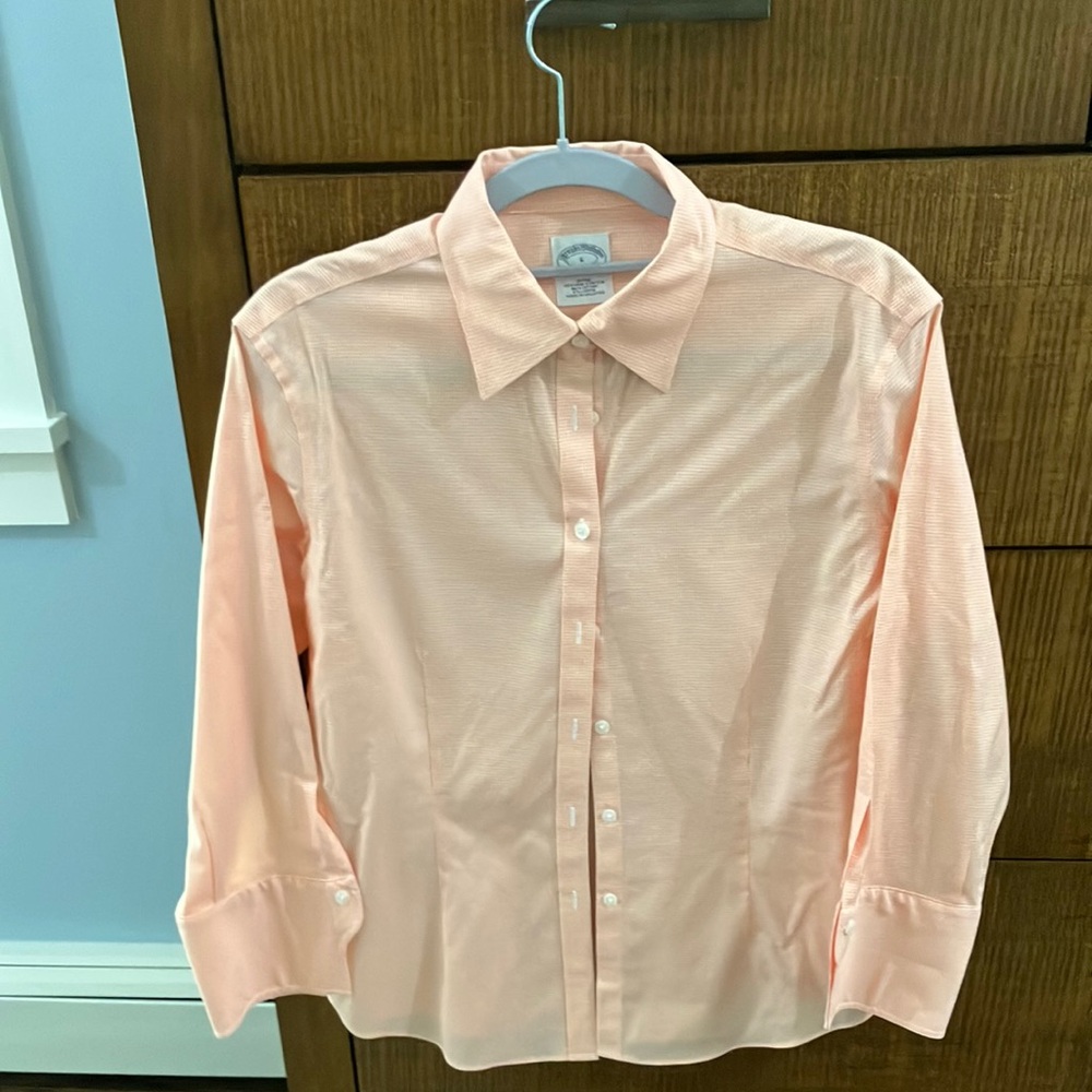 BROOKS BROTHERS Peach& White Fitted Button-Down Shirt. Size 6; Like New
